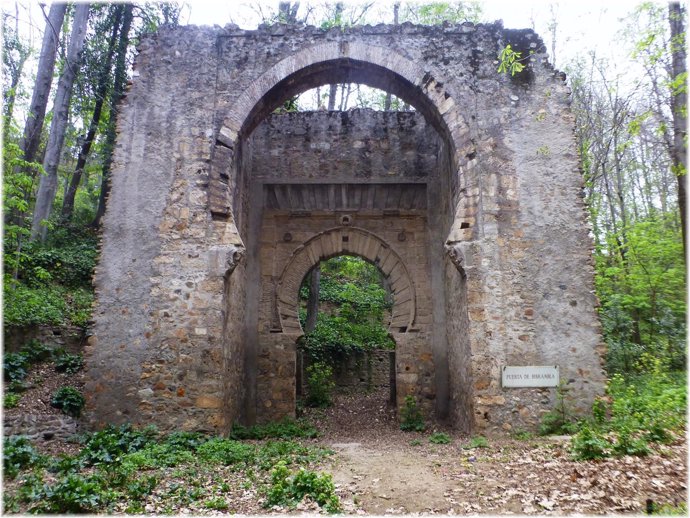 Puerta de Bibramblay, muralla de la Medina Medieval, en Granada