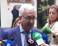 Junta responde a Cifuentes que en Madrid "se cierran colegios y venden hospitales"