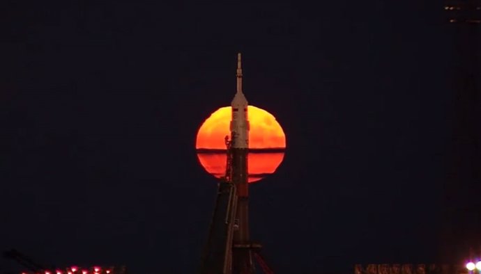 Cohete Soyuz con la superluna