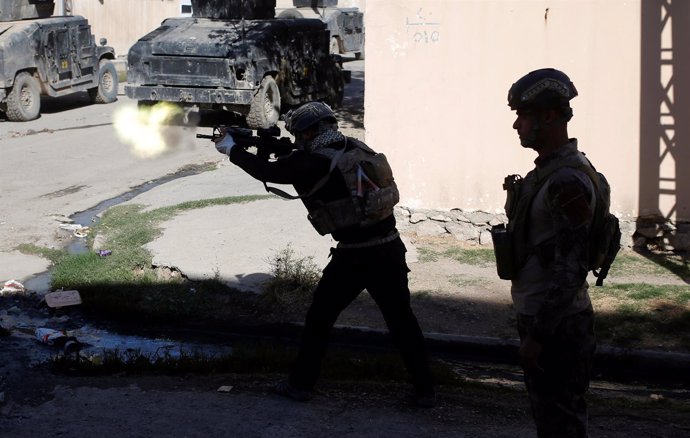 Miembros de las fuerzas especiales iraquíes combaten en Mosul
