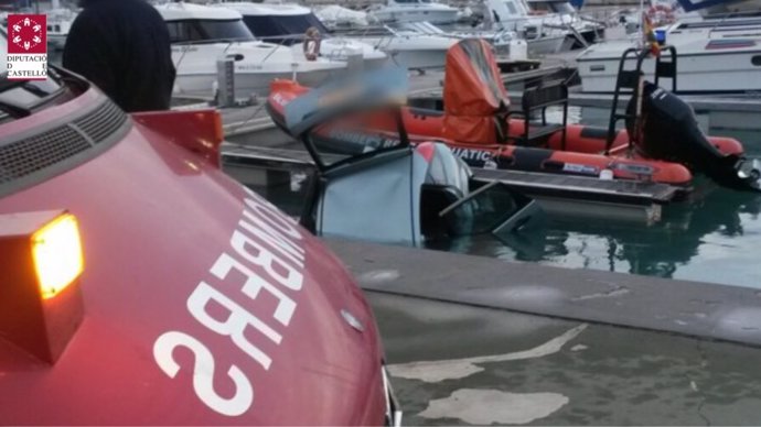 El vehículo que ha caído al agua en el puerto de Benicarló