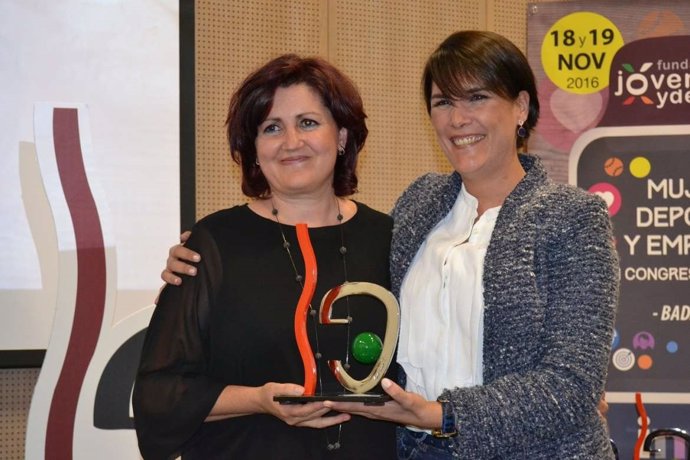 Elisa Barrientos entrega el premio a la periodista Julia Luna