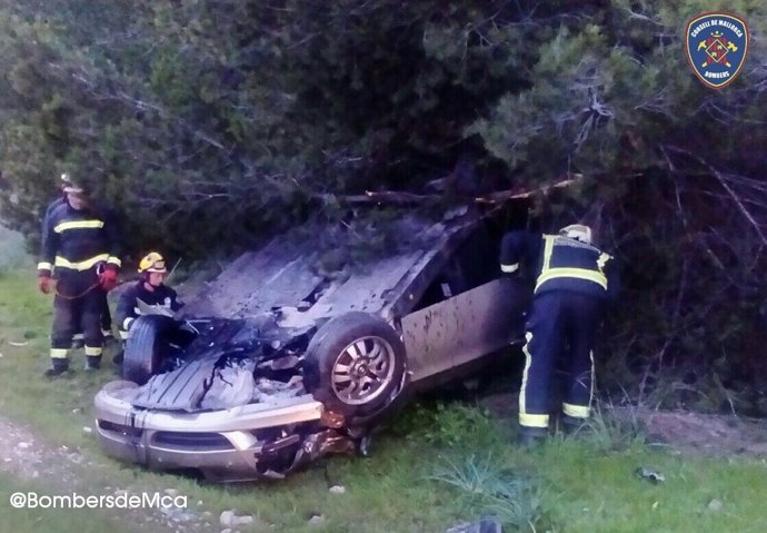 Bomberos rescantando al herido