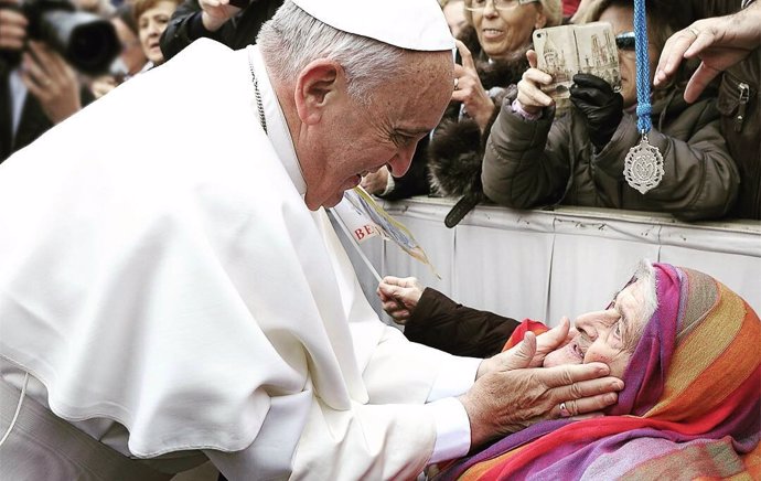 Papa Francisco saluda a una anciana en la plaza de San Pedro