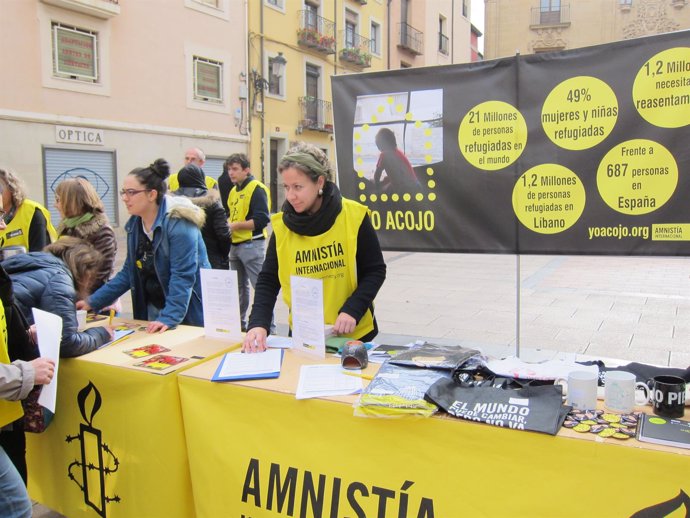 Amnistía Internacional recoge firmas para la campaña 'Yo acojo'
