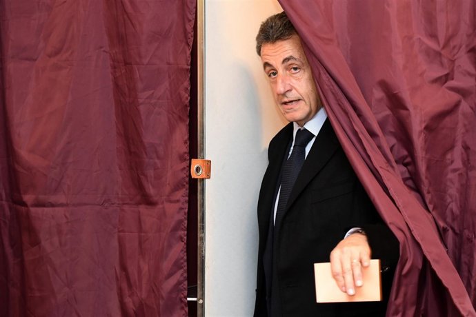 Nicolas Sarkozy vota en las primarias de centroderecha