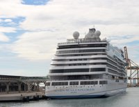 El buque de crucero 'Seven Seas Explorer' visita por primera vez el puerto de Málaga