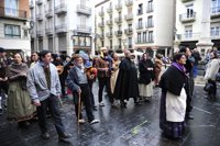 La plaza del Torico acoge un mercado del siglo XX durante la Fiesta Modernista de Teruel