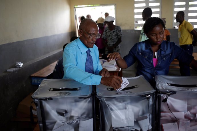 Un hombre vota en las elecciones en Haití