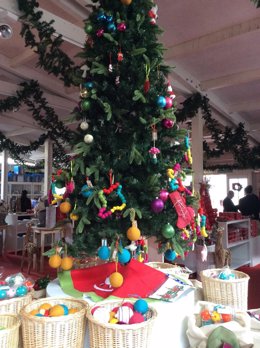 Árbol De Navidad, Fiestas Navideñas, Adornos, Regalos, Guirnaldas