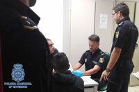 Dos detenidos en Almería por introducir a 15 inmigrantes en patera cobrándoles mil euros