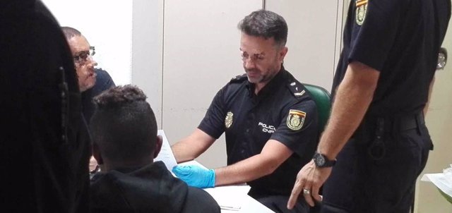 Agentes de la Policía en la comisaria de Almería