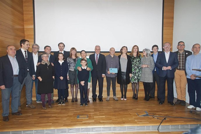 Roberto González Lastra ganador del premio junto a las autoridades