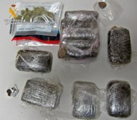 Tres detenidos cuando circulaban a la altura de Torremejía con un kilo de hachís