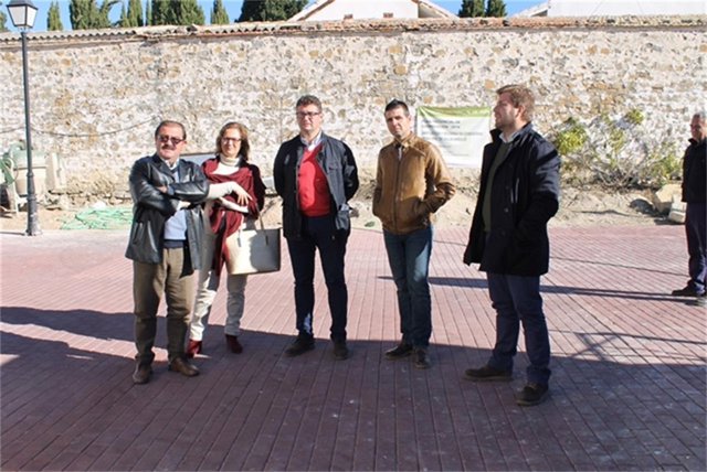 Castro (1i) en la visita a algunas de las actuaciones ejecutadas.