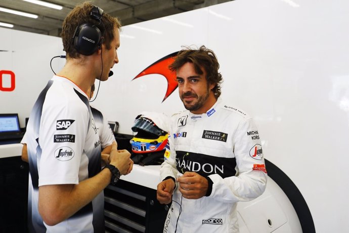 Fernando Alonso en el box de McLaren