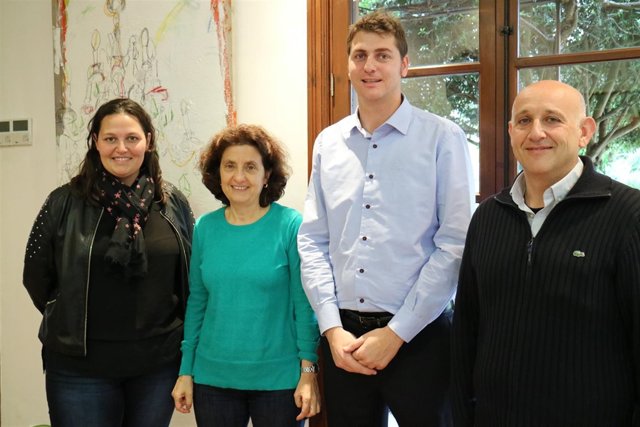 Santiago firma un convenio con el alcalde de Campos