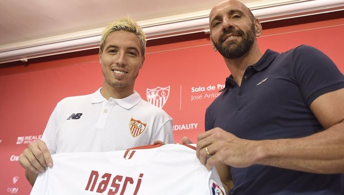 Nasri y Monchi en su presentación con el Sevilla