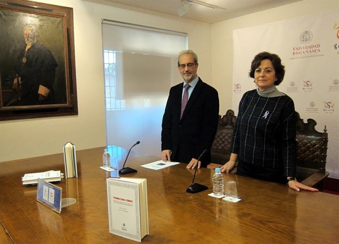 La profesora María Paz Alonso Romero y el rector de la USAL, Daniel Hernández Ru