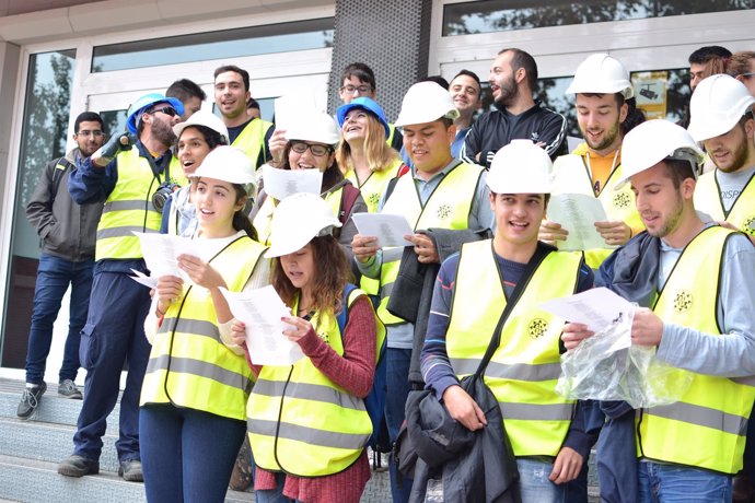 Estudiantes De La UPCT Entonan 'Soy Minero' Por Las Fiestas De Santa Bárbara