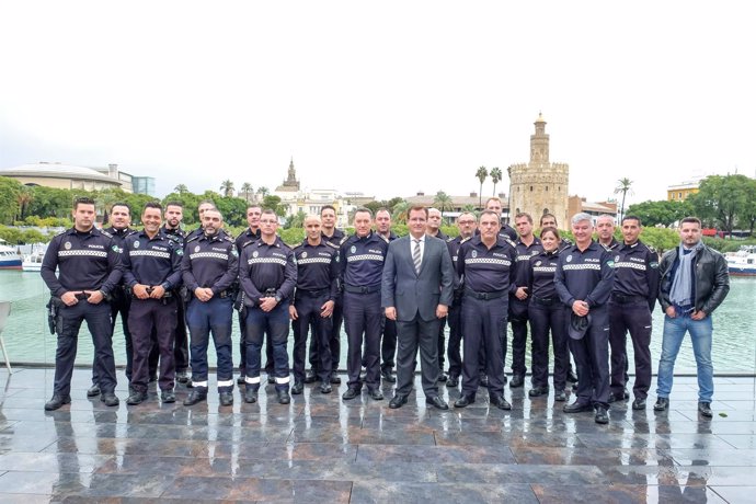 Foto de familia de los homenajeados.