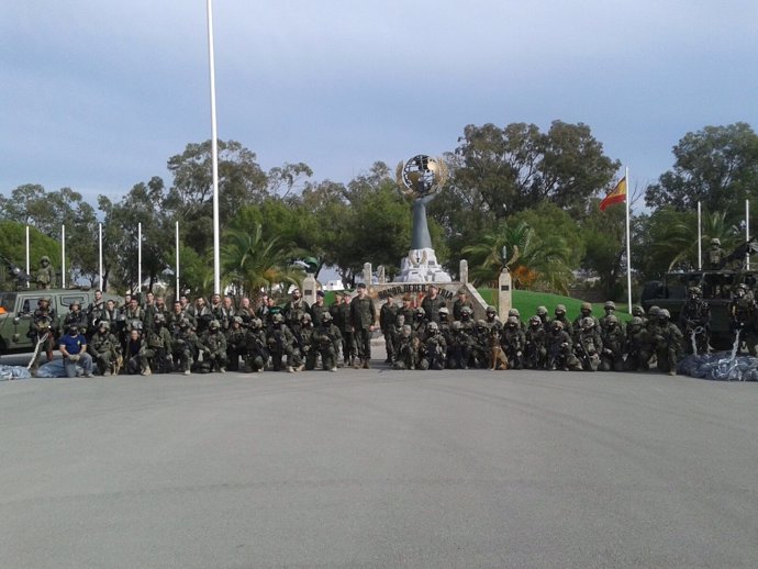 El Rey Felipe VI con las unidades del MOE al finalizar el ejercicio