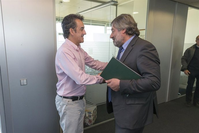 Martín con el alcalde de Valderredible 