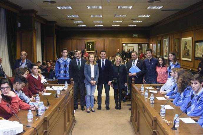 Un grupo de alumnos de secundaria participan en un pleno infantil.