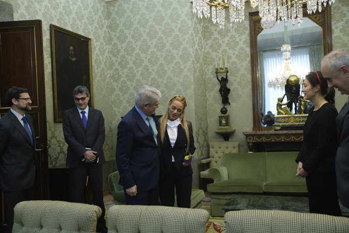 Alfonso Dastis recibe en el Palacio de Viana a Lilian Tintori