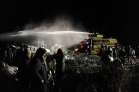 La Policía emplea cañones de agua y gases lacrimógenos contra manifestantes por el oleoducto en Dakota