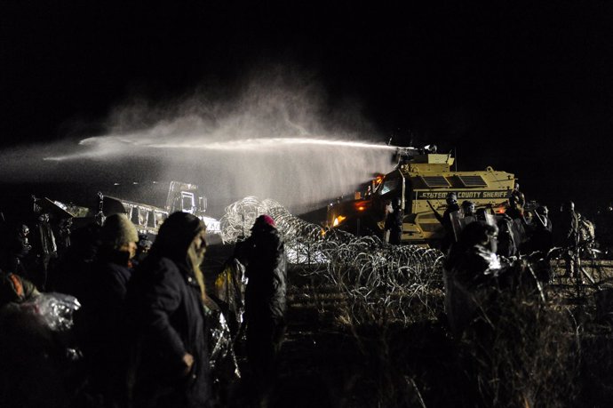 La Policía usa cañones de agua contra manifestantes en Dakota del Norte