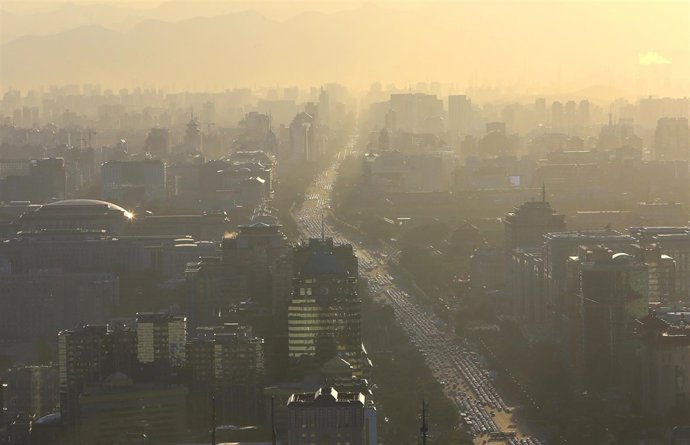 Los vehículos se ven en la Avenida Chang'an en la hora punta en Pekín