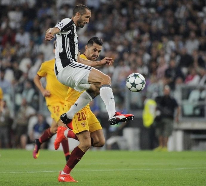 Chiellini y Vitolo pugnan por un balón en la primera vuelta del Juventus-Sevilla