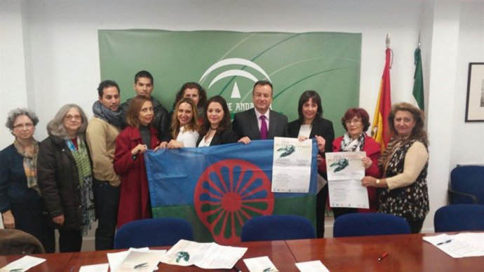 Higinio Almagro en la presentación de las actividades del Día Gitano