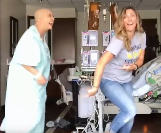 Mujer con cáncer baila 