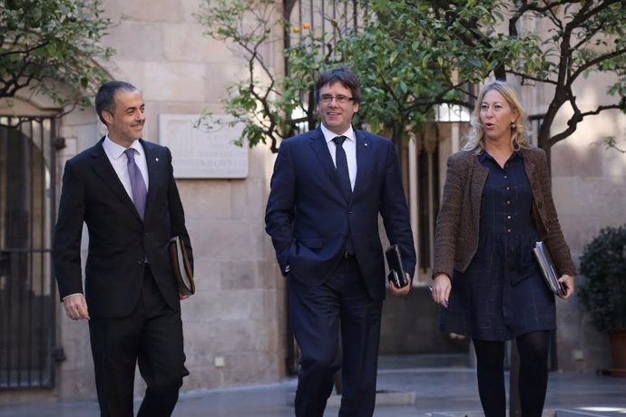 El secretario del Govern J.V.Ciurana, el pte.C.Puigdemont y la portavoz N.Munté