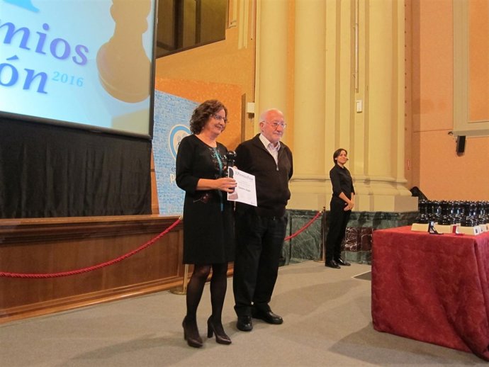 La consejera María Victoria Broto ha recogido el Premio Peón para el Gobierno 