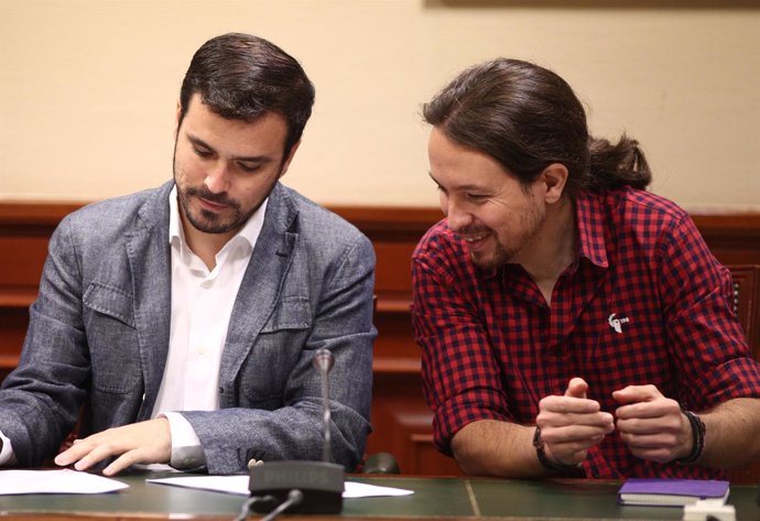 Alberto Garzón y Pablo Iglesias en el Congreso