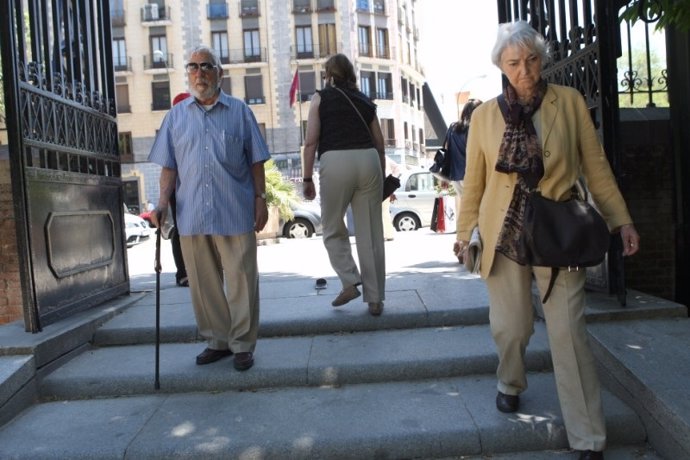 Unos jubilados de paseo por la calle