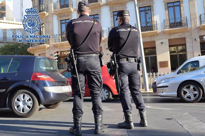 Agentes de la Policía Nacional en el centro de Almería