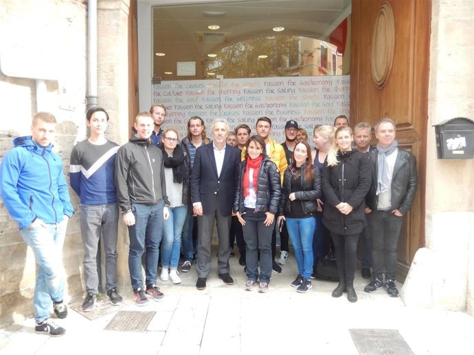 El gerente de la Fundación Turismo Palma 365, Pedro Homar, con estudiantes