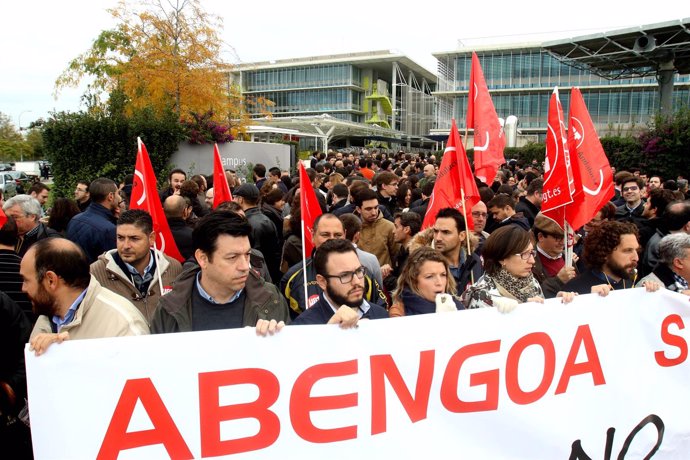 Concentración de trabajadores de Abengoa en Palmas Altas (Sevilla).