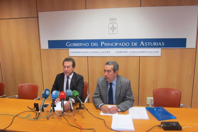 Genaro Alonso y Alberto Muñoz presentando el Inforem 2013/14 de Educación.