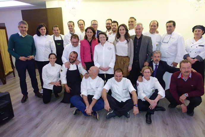 Pozuelo y Gómez (centro), junto a chefs participantes en el evento