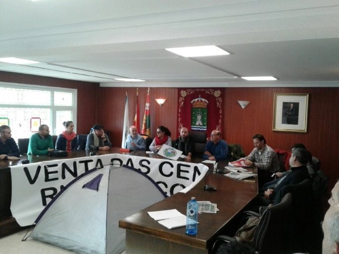 Representantes de En Marea con los trabajadores de Ferroatlántica