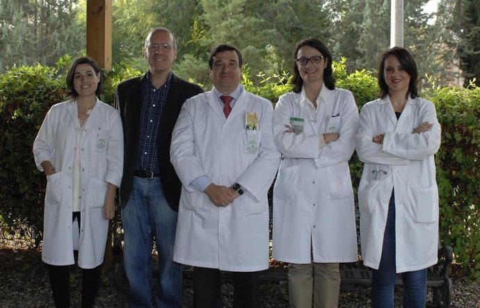 Investigadores a cargo del estudio, con el doctor Aranda en el centr