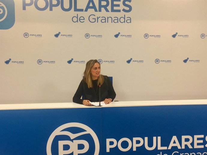 La parlamentaria del PP Marifrán Carazo en rueda de prensa