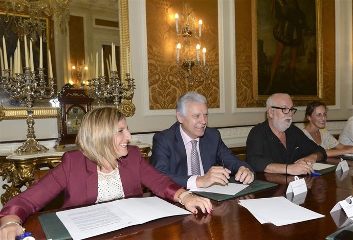 La presidenta de la Diputación de Cádiz en la mesa de las Almadrabas