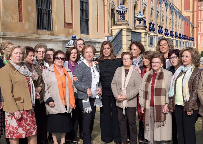 Susana Díaz recibe a la Asociación de Viudas de Andalucía