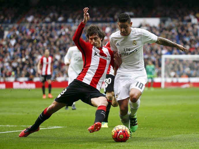 James Rodríguez ante Ander Iturraspe en un Real Madrid-Athletic